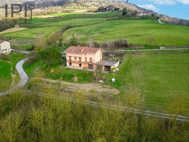 Foto Villa unifamiliare in Località Bricco 2, Monesiglio di 380 m²