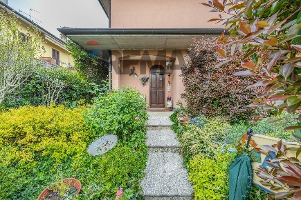 Foto Appartamento in Via Monsignor Pietro Panzetti 16, Centro di 170 m²