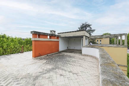 Foto Villa unifamiliare in Viale Milano 1, Lodi con 8 locali in vendita