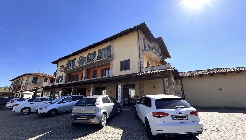 Foto Appartamento in Via Santa Maria del Piano 12, Neive con 5 locali