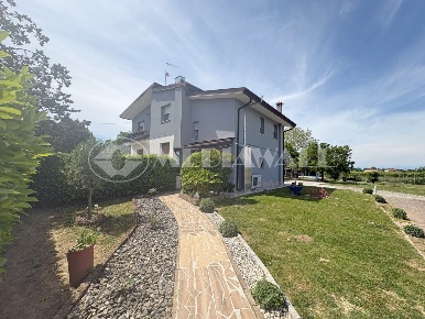 Foto Villa bifamiliare a Annone Veneto di 141 m² con 7 locali in vendita