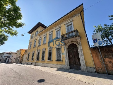 Foto Villa unifamiliare in Via Minzoni Don 5, Rovato Centro di 590 m²