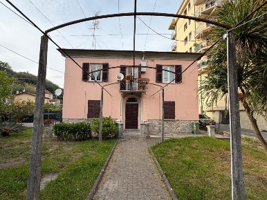 Foto Villa bifamiliare a Arcola Romito Magra di 184 m² con 8 locali