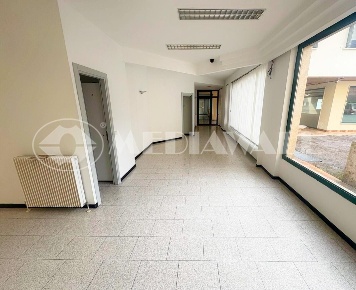 Foto Locale commerciale in Via Roma 35, Maniago Centro di 80 m² in vendita