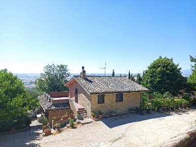 Foto Rustico a San Severino Marche di 140 m² con 6 locali in vendita