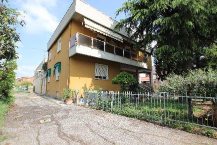 Foto Laboratorio in VIA GRASSILLI 5, Calderara di Reno Bargellino di 933 m²