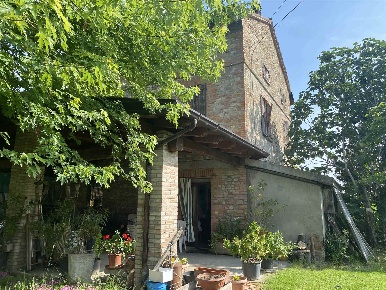 Foto Rustico a San Giorgio Piacentino di 322 m² con 9 locali in vendita