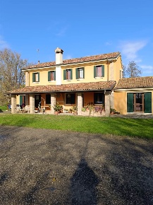 Foto Villa unifamiliare a Adria di 185 m² con 8 locali in vendita