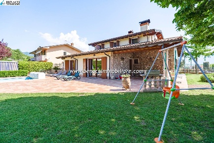 Foto Villa unifamiliare in via de Gasperi, Costermano sul Garda di 241 m²