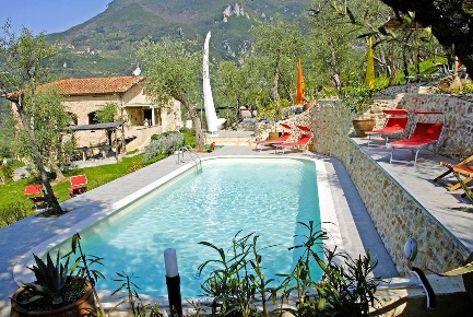 Foto Villa unifamiliare a Camaiore Camaiore Paese di 360 m² con 16 locali
