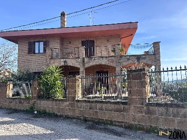 Foto Villa unifamiliare in VIA A.GIOVANNOZZI, Teramo Centro di 374 m²