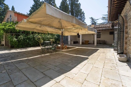 Foto Villa bifamiliare a Fiesole di 200 m² con 5 locali in affitto