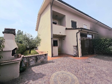 Foto Villa a schiera in piazza Aldo Moro, Capannori Centro di 150 m²