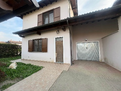 Foto Villa unifamiliare a Zerbolò Centro di 154 m² con 4 locali in vendita