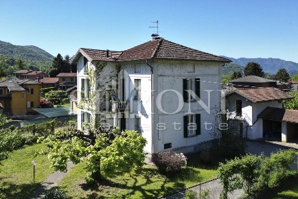 Foto Villa unifamiliare a Marchirolo di 310 m² con 7 locali in vendita