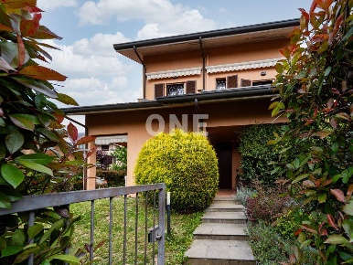Foto Villa bifamiliare in Via Beccaria 7, Villasanta di 200 m² con 5 locali