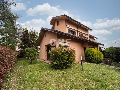 Foto Villa bifamiliare in Via Beccaria 7, Villasanta di 200 m² con 5 locali