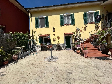 Foto Casa indipendente a Brugnato Centro di 140 m² con 7 locali in vendita