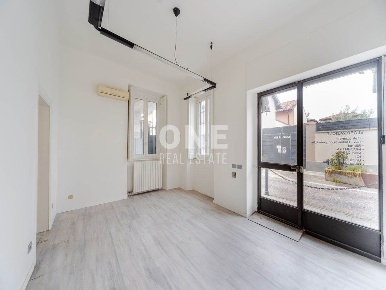 Foto Negozio in Via Giovanni da Sovico 73, Sovico di 60 m² con 2 locali