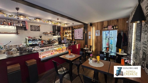 Foto Attività commerciale in piazza chanoux, Aosta Centro di 50 m²