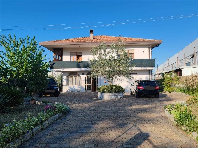 Foto Casa indipendente a Orsogna di 138 m² con 6 locali in vendita