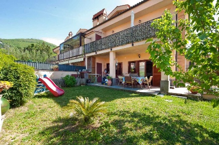 Foto Appartamento in Via Degli Agrifogli, Rocca di Papa Centro di 100 m²
