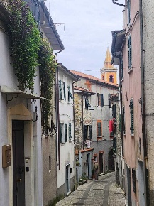 Foto Appartamento a Fosdinovo di 100 m² con 5 locali in vendita