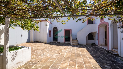 Foto Casale in Via Teano 58, Fasano di 400 m² con 8 locali in vendita