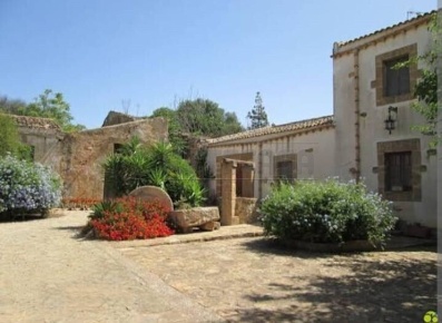 Foto Agriturismo a Castelvetrano di 700 m² con 25 locali in vendita