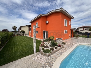 Foto Villa unifamiliare in Via del Castello, Ricengo di 350 m² con 5 locali