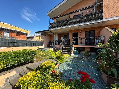 Foto Duplex in Via Dell'Albareto, Roma Acilia di 130 m² con 5 locali