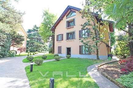 Foto Villa unifamiliare in via s. alessandro, Bergamo Centro di 530 m²