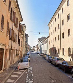 Foto Attività commerciale in via gandolfo, Mantova Centro di 90 m²