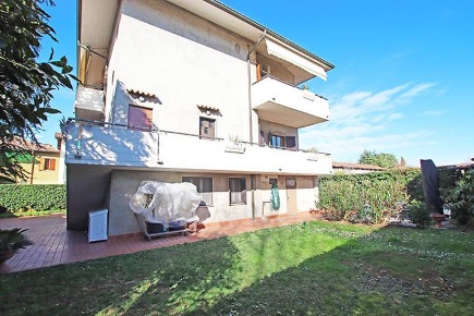 Foto Villa unifamiliare in via Santo Jesus 7, Curno di 416 m² con 10 locali