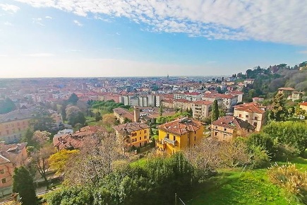 Foto Villa unifamiliare a Bergamo Centro di 700 m² con 10 locali in vendita