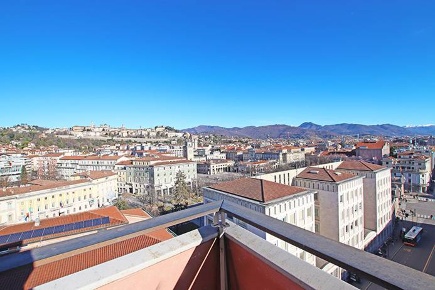 Foto Attico in via Tiraboschi, Bergamo Stazione di 248 m² con 7 locali