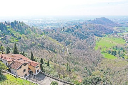 Foto Villa unifamiliare a Bergamo Colli di 1100 m² con 17 locali in vendita