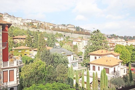 Foto Appartamento in via Petrarca, Bergamo Centro di 450 m² con 7 locali