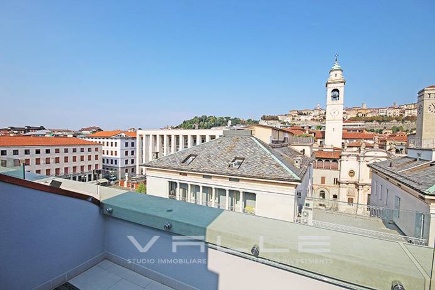 Foto Attico in via partigiani, Bergamo Centro di 227 m² con 4 locali