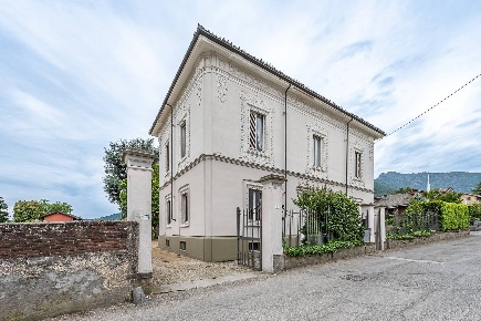 Foto Villa unifamiliare in Via Giusto Lanteri, Cumiana Centro di 487 m²