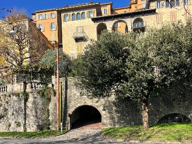 Foto Posti auto in Via San Giacomo 6, Bergamo Città Alta di 12 m²