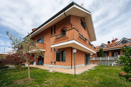 Foto Villa unifamiliare in Via Giacomo Puccini, La Loggia Centro di 323 m²
