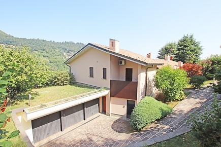 Foto Villa unifamiliare in via dei corni, Alzano Lombardo Centro di 428 m²