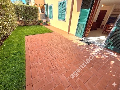 Foto Appartamento a Massa Marina di Massa Centro di 70 m² con 3 locali