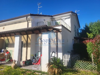 Foto Villa bifamiliare a Luni Casano Dogana Isola di 270 m² con 8 locali