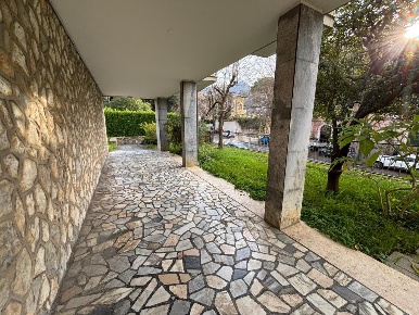 Foto Appartamento a Carrara Centro di 100 m² con 4 locali in vendita
