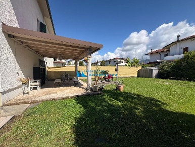 Foto Villa bifamiliare a Montignoso Cinquale di 130 m² con 6 locali