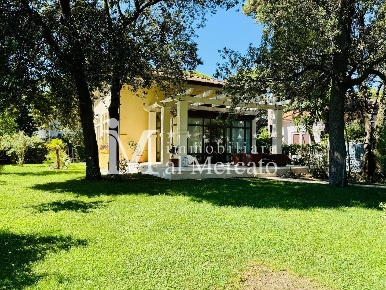 Foto Villa unifamiliare a Camaiore Lido di Camaiore di 330 m² con 8 locali