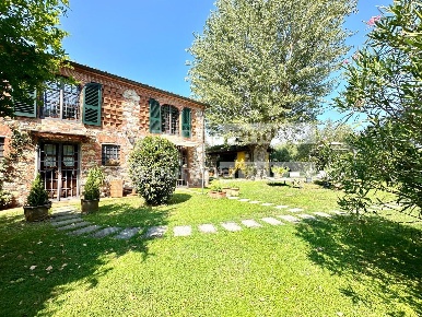 Foto Rustico a Lucca La Maulina - Morianese di 240 m² con 10 locali