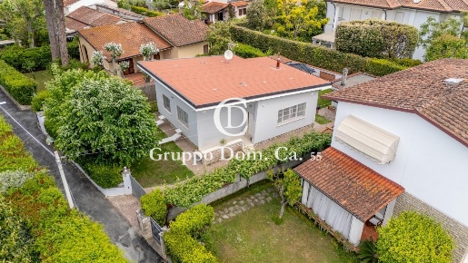 Foto Villa unifamiliare a Forte dei Marmi Centro di 94 m² con 6 locali